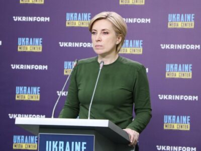 İrına Vereşçuk: İBİ Azovstaldan esirlerniñ qaytarılmasına dair aytışmalarnı keçire