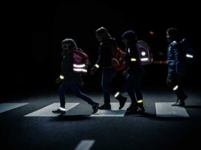 Як правильно носити світловідбивні елементи у темний час доби?