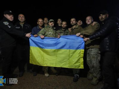 Великий обмін: додому з ворожого полону повернулись 215 українців