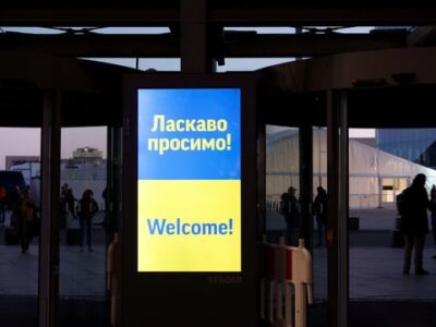 Наші у світі: українських біженців підтримують дедалі активніше
