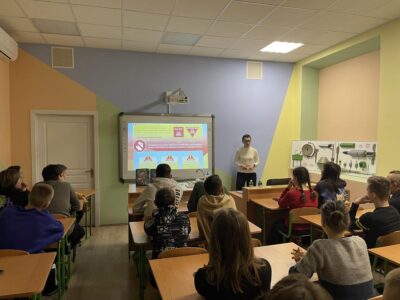 Мінреінтеграції організувало навчання з протимінної безпеки у столичній школі №102