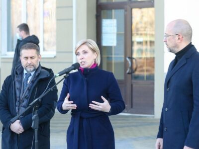 Денис Шмигаль та Ірина Верещук проінспектували оновлений фізкультурний центр «Олімп» на Луганщині