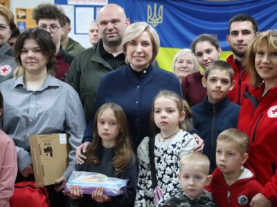 Zaporijjâ şeerinde vitse baş nazir İrına Vereşçuk DAKniñ yaşağanları yerler ve gumanitar hablarnı ziyaret etti