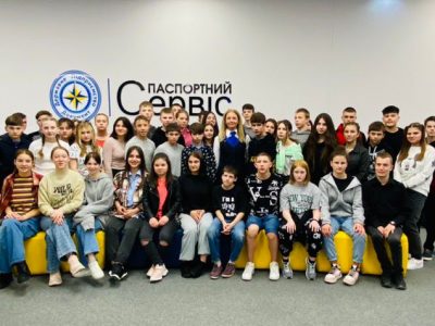 Lehistanda ukrain balaları ilk Ukraina vatandaşlığı pasportlarını aldılar