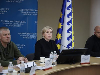 İrına Vereşçuk, Dnipropetrovsk vilâyetiniñ bölge ve yerli akimiyetinen oturış keçirdi