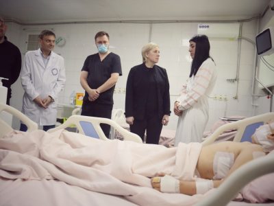 İrına Vereşçuk, Dnipropetrovsk vilâyetindeki raketa ücümi neticesinde hastahanede yatqan yaralanğan balalarnı ziyaret etti
