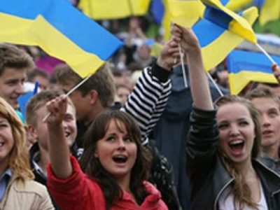 Cenkke baqmadan ukrainalılarnıñ 70%-i özüni bahtlı duya
