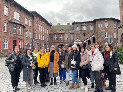 Esirlikten azat etilgen daa 12 ukrain qadını Lehistanğa reabilitatsiyanı keçirdi