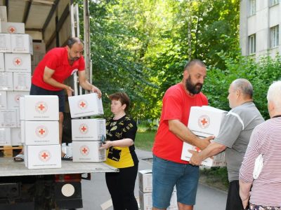 Harkiv vilâyetiniñ cenk civarındaki cemaatlarından kelgen DAK Ukraina Qızıl Haç Cemiyetinden gumanitar yardım aldılar